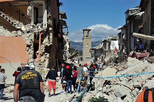 brigadas de rescate y salvamento persisten en la búsqueda de sobrevivientes Italia rinde tributo a víctimas del terremoto